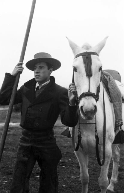 El torero Manolo Vázquez, vestido con traje campero.