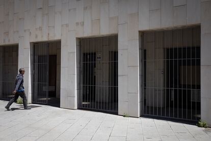 El arzobispado de Barcelona ha colocado rejas en los porches de la parroquia del Patriarca Abraham para evitar que se instalen los sin techo.