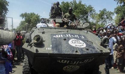 Soldados nigerianos muestran uno de los blindados incautados a Boko Haram, en Konduga, Maiduguri este miércoles