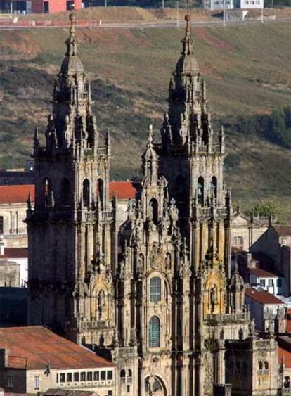 La catedral de Santiago, con las torres de Hejduk de la Cidade da Cultura al fondo.