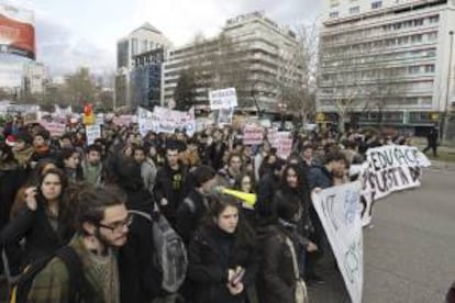 Cabeza de la manifestación de estudiantes de las universidades públicas, esta tarde en Madrid, para protestar contra los recortes y las reformas educativas del Gobierno central bajo el lema "Nuestra educación no pagará vuestra deuda".