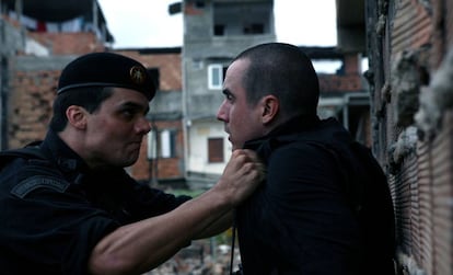 O ator Caio Junqueira (à esq.) contracenando com Wagner Moura em 'Tropa de Elite' (2007).