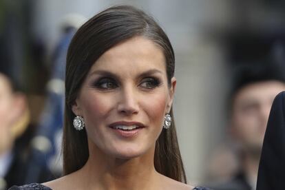 La reina Letizia se puso los grandes pendientes de diamantes, los llamados chatones, para los premios Princesa de Asturias de 2018, como hizo la noche anterior para el concierto previo a los premios.