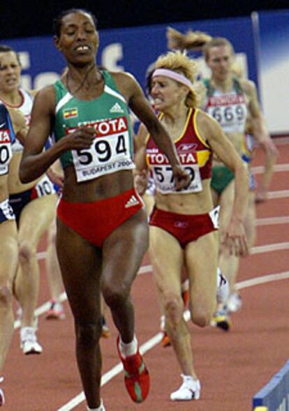 Adere, que fue segunda, en la recta final. Tras ella, Marta Domínguez.