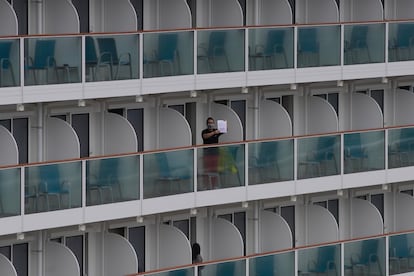 Un pasajero muestra una nota del crucero World Dream atracado en la terminal de cruceros de Kai Tak en Hong Kong, el miércoles 5 de febrero.