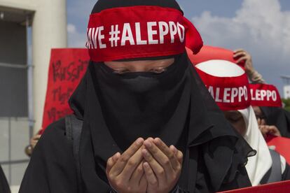 Una mujer musulmana de Malasia reza frente a la embajada de Rusia instando al gobierno ruso a detener los ataques contra civiles de Alepo, en Kuala Lumpur (Malasia), el 16 de diciembre de 2016.