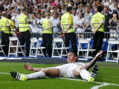 James celebra su segundo gol (el de chilena) al Betis