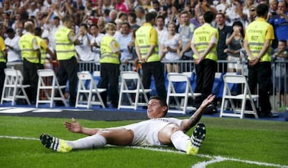 James celebra su segundo gol (el de chilena) al Betis