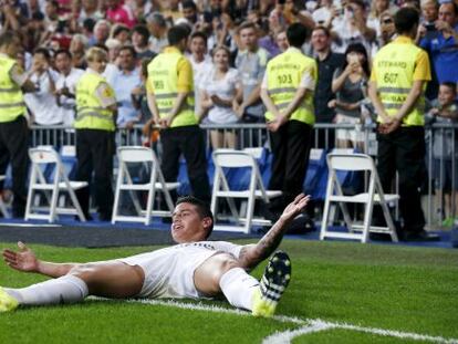 James celebra su segundo gol (el de chilena) al Betis
