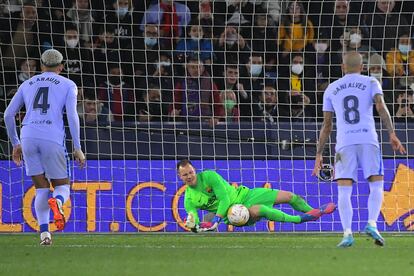 Ter Stegen detiene el penalti a Roger.