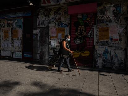 Una mujer, en una calle de Vallecas (Madrid), la primera mañana de las restricciones a la movilidad.