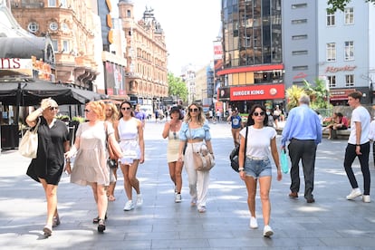 Peatones en Leicester Square (Londres) este lunes.
