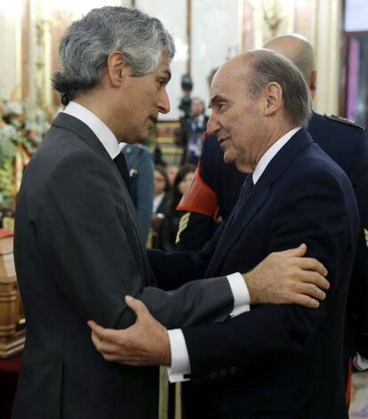 Adolfo Suárez Illana saluda al exdirigente de CDC y uno de los padres de la Constitución Española, Miquel Roca (d).