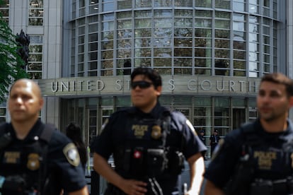 Agentes federales a las afueras de la corte de Brooklyn, este lunes.