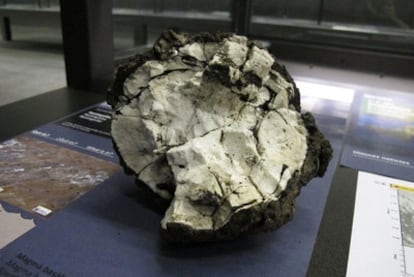 Una roca procedente de la erupción submarina de El Hierro, expuesta en el Museo Blau de Barcelona.