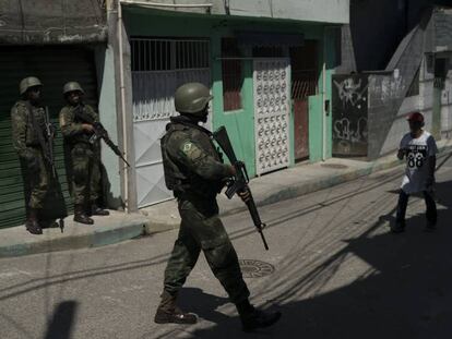 Soldados patrulham o complexo do Chapadão, em 11 de dezembro no Rio. 