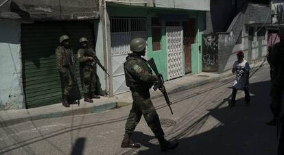 Soldados patrulham o complexo do Chapadão, em 11 de dezembro no Rio. 