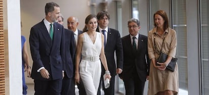 Los Reyes a su entrada en el auditorio de Girona acompa&ntilde;ados por el delegado del Gobierno en Catalu&ntilde;a, Enric Millo, el presidente de la Generalitat, Carles Puigdemont, y la alcaldessa de Girona, Marta Madrenas. 