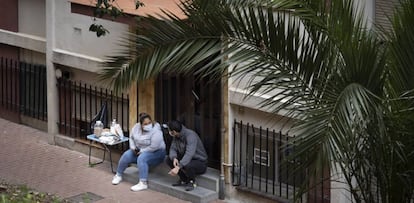 La Raquel i el David, a Ciutat Meridiana, a primera hora, abans de l'arribada d'altres veïns per concentrar-se i de la comitiva judicial.