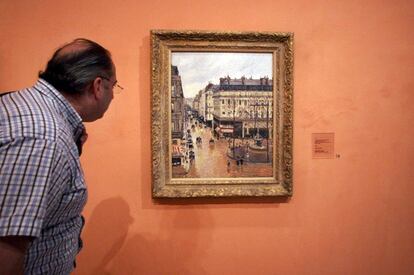 Un hombre observa una obra de Camille Pissarro en el Museo Thyssen.