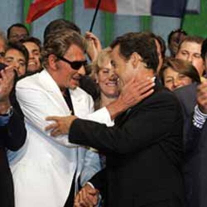 Nicolas Sarkozy saluda al cantante Johnny Hallyday en Marsella.