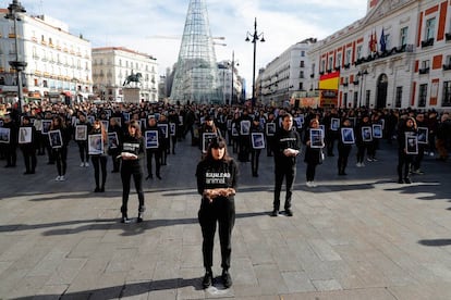 Miembros de Igualdad Animal muestran cerdos y pollos muertos el pasado diciembre, en la Puerta del Sol (Madrid).