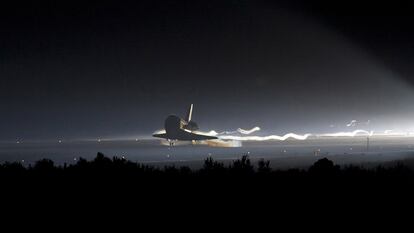 El transbordador Atlantis se acerca a la pista de aterrizaje del Centro Espacial Kennedy, en Florida.