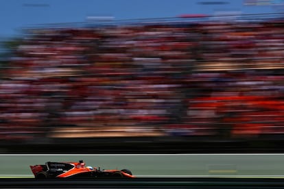 El piloto español Fernando Alonso conduciendo su McLaren Honda.