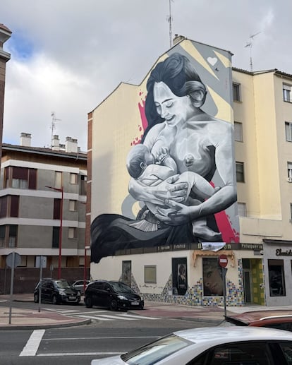 This mural by Tinte Rosa, which has no title, is located at number 19 of Ronda del Ferrocarril street in Miranda de Ebro (Burgos, Spain). It depicts a mother breastfeeding her baby, and was created at the request of the Amamanto association and within the framework of the world breastfeeding week to give visibility to this natural connection between mother and child.