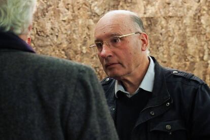 El religioso Pierre de Castelet, acusado de pederastia al inicio de su juicio en Orleans