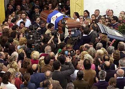 La salida del féretro de la ermita de San Telmo fue uno de los momentos más emocionantes de la despedida a La Paquera.