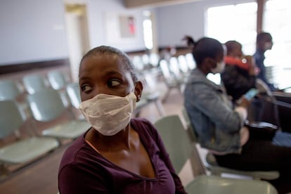 La paciente Sibongile Xesha (Ciudad del Cabo, Sudáfrica) padece tuberculosis resistente y su régimen de pastillas incluye bedaquilina, linezolid, clofazimina, terizidone, levofloxacin y pyrazinamide.