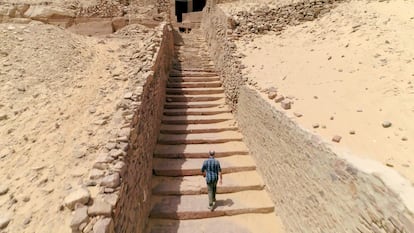 Picture shows_Presenter Tony Robinson climbs a seemingly never ending stairway. It's the funeral causeway of Khunes, a former governor of Aswan. Qubbet el-Hawa, Aswan, Southern Egypt