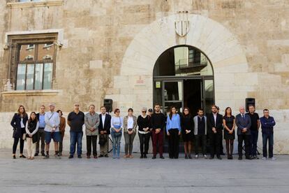 La vicepresidenta del Gobierno valenciano, Mónica Oltra, durante el minuto de silencio ante la sede del ejecutivo.