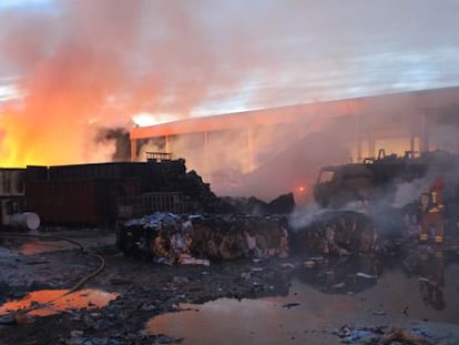 Imagen del incendio ocurrido el s&aacute;bado en una f&aacute;brica de Alc&agrave;sser.