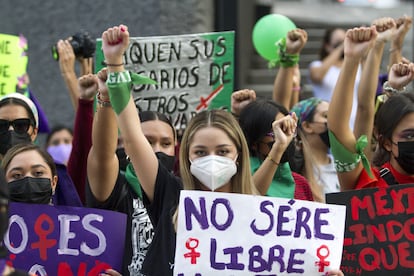 Mujeres marchan durante la 'acción global por un aborto seguro y legal' en Monterrey