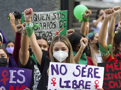 Mujeres marchan durante la 'acción global por un aborto seguro y legal' en Monterrey, el pasado 28 de septiembre.