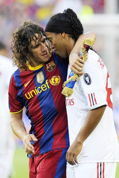 Puyol abraza a Ronaldinho antes del arranque del partido.