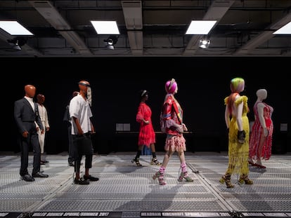 Diseños de Alexander McQueen, Christopher Kane, JW Anderson, Kim Jones o S.S. Daley se encuentran en esta exposición.