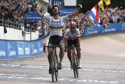 Sagan levanta los brazos victorioso en el velódromo de Roubaix.