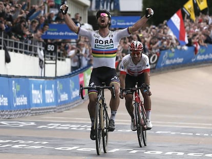 Sagan levanta los brazos victorioso en el velódromo de Roubaix.