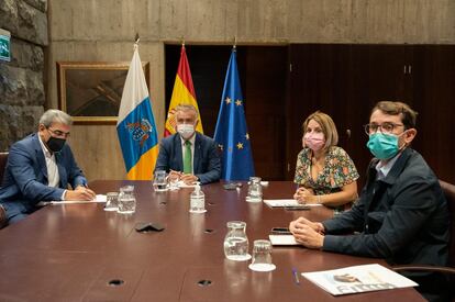 El presidente del Gobierno, junto con el vicepresidente, Román Rodríguez y los consejeros Noemi Santana y Antonio Olivera.