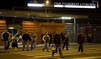 Trabajadores de PSA-Citro&euml;n salen de la f&aacute;brica tras el turno de noche.