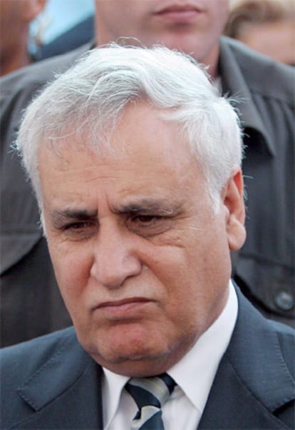 Fotografía de archivo del presidente de Israel Moshe Katsav, de visita en Sderot, localidad bombardeada desde la Franja de Gaza.