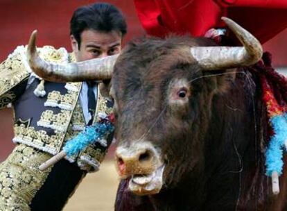 Enrique Ponce, en un pase de pecho al segundo toro de la tarde.