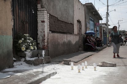 Velas y flores colocadas en el sitio donde asesinaron al candidato Israel Delgado Vega, la noche del sábado, en Cuitzeo (Estado de Michoacán).