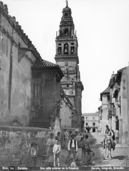 'Una calle exterior de la Catedral de Córdoba'. 1896