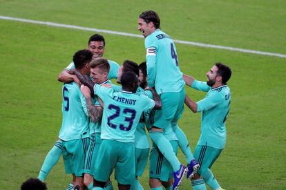 Los jugadores del Real Madrid celebran el primer gol ante el Valencia durante la primera semifinal de la Supercopa de España. 