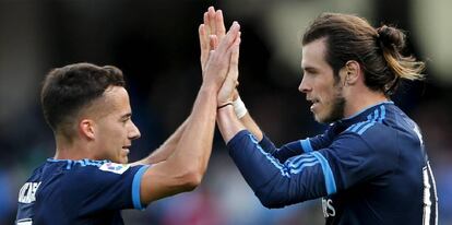 Lucas Vázquez y Bale celebran el gol a la Real Sociedad.