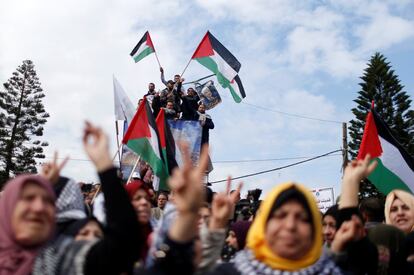 Un grupo de manifestantes en una protesta contra el plan de paz para el Oriente Medio del presidente estadounidense Donald Trump, en Gaza.